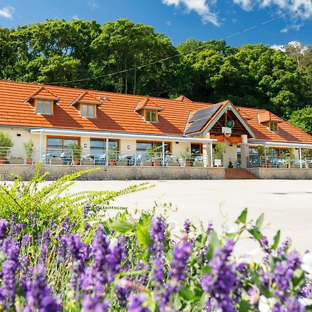 Lepke Apartmanhaz Es Etterem Tihany Exteriör bild
