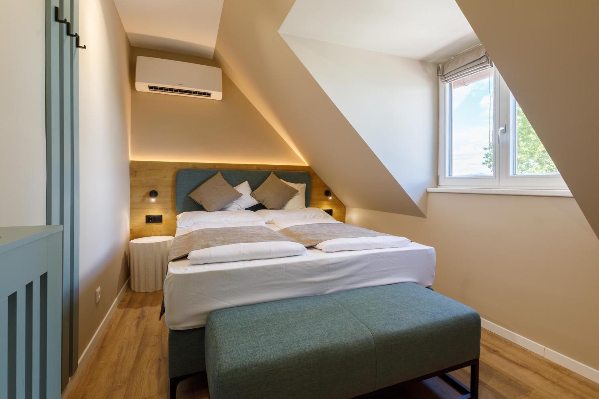 Lepke Apartmanhaz Es Etterem Tihany Exteriör bild