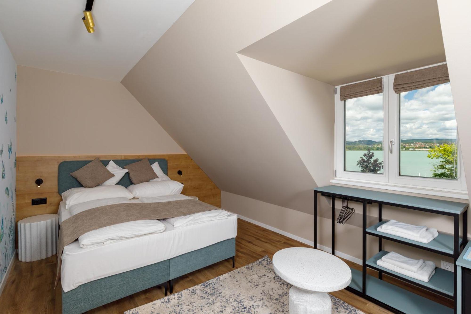 Lepke Apartmanhaz Es Etterem Tihany Exteriör bild
