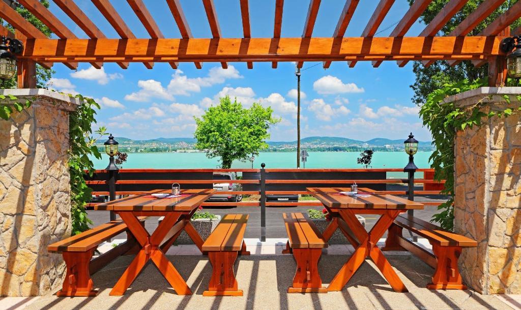 Lepke Apartmanhaz Es Etterem Tihany Exteriör bild