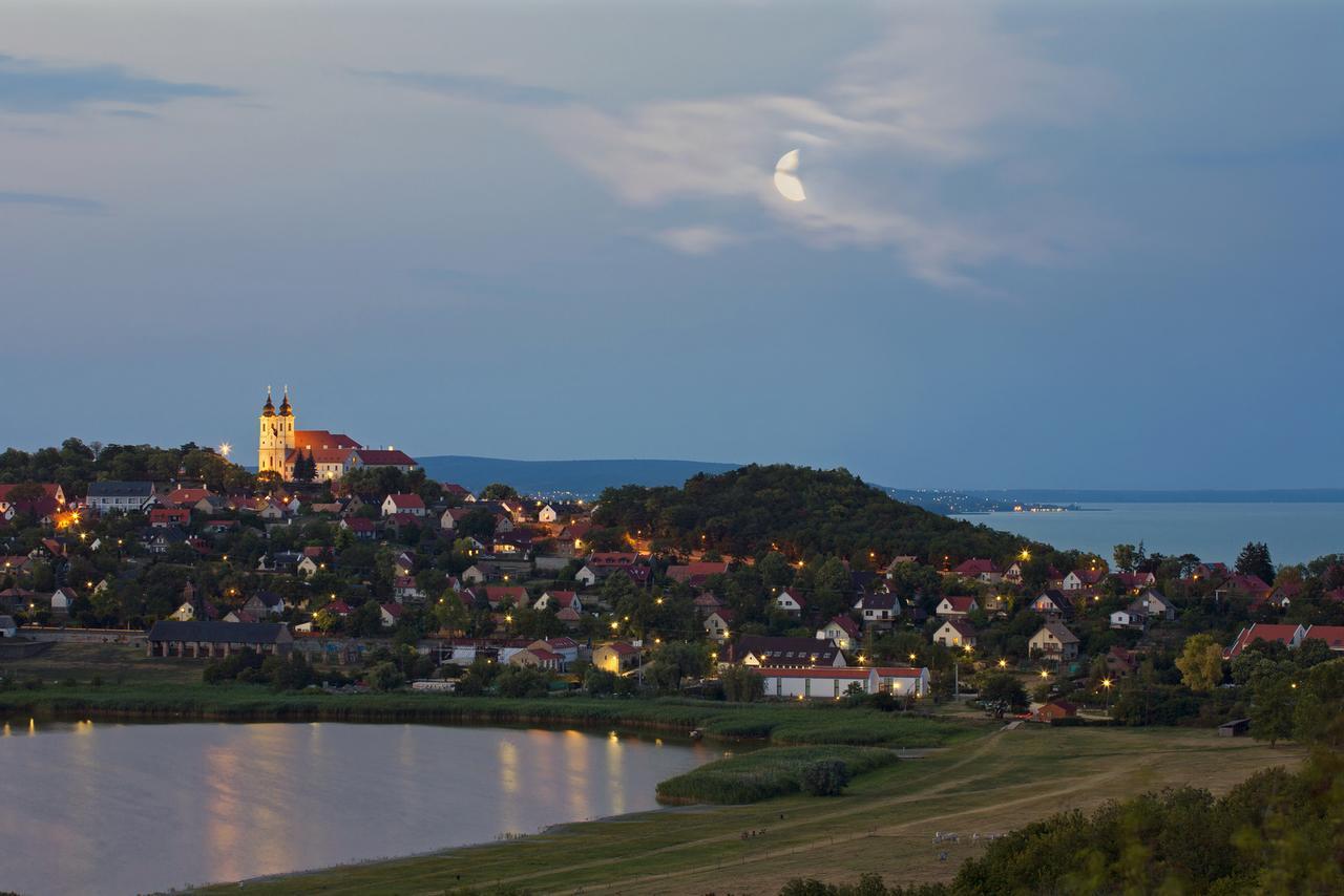 Lepke Apartmanhaz Es Etterem Tihany Exteriör bild